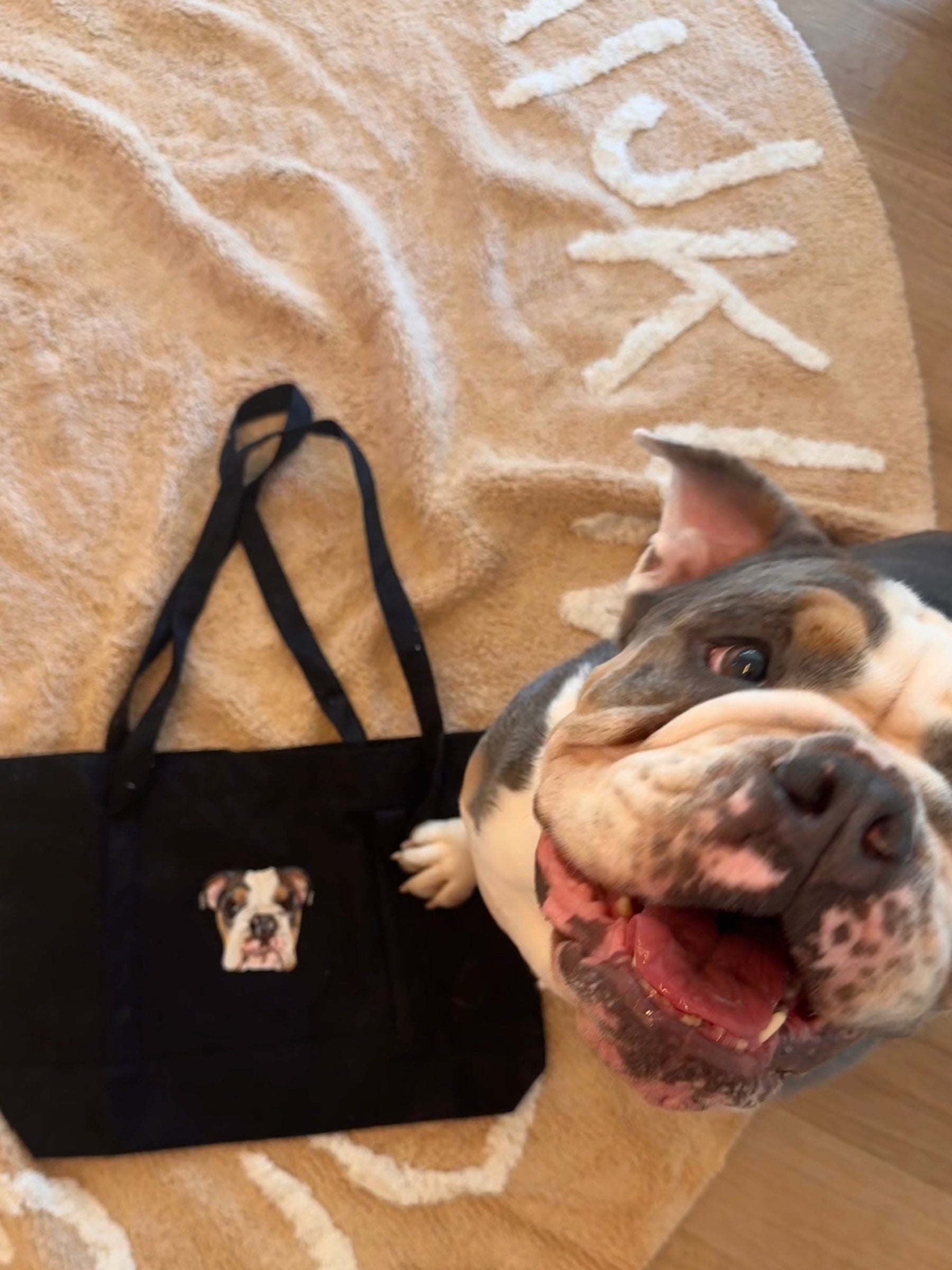 A Tote Personalizada em Lona - Bordada