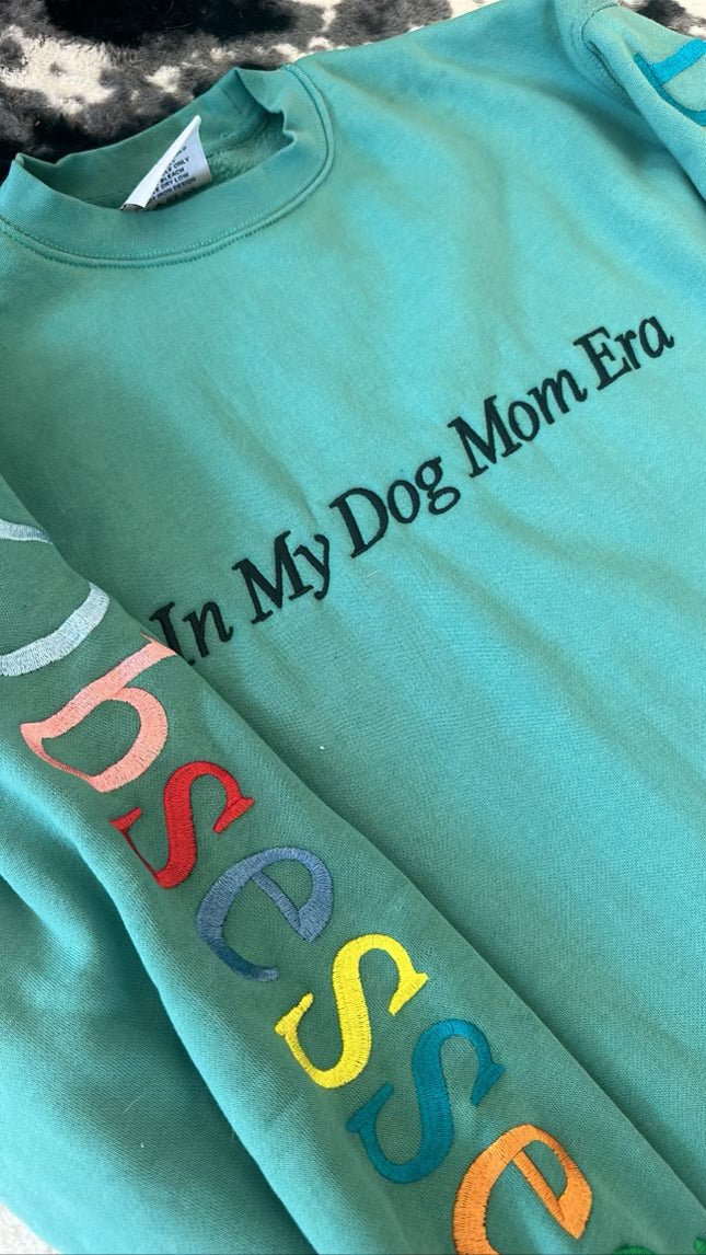 Na Era da Mamãe de Cachorro - Moletom Bordado