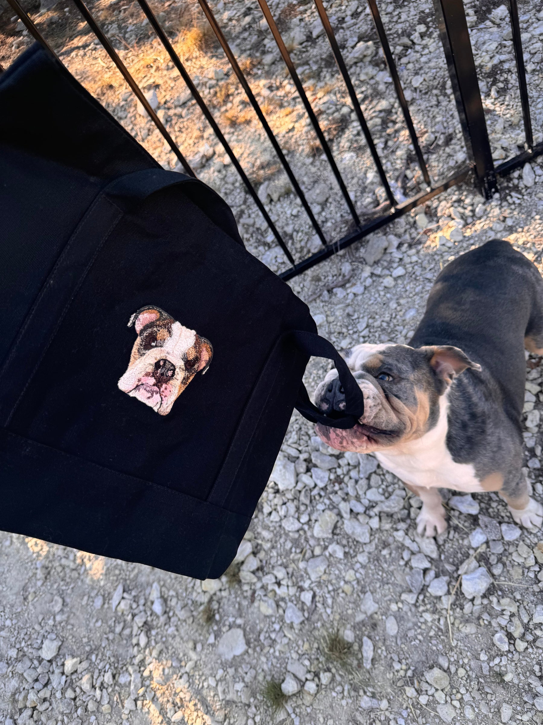 A Tote Preta Personalizada Bordada