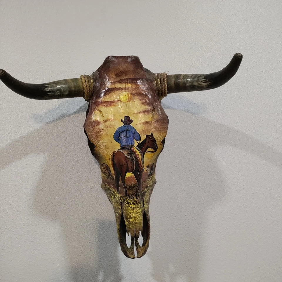 Crânio Bovino Com Pintura – Estilo Rústico Autêntico